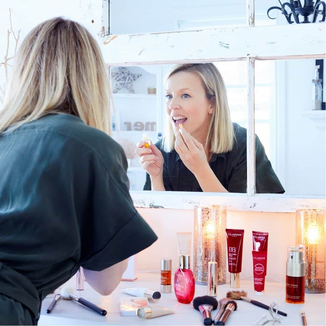 Clarins Canadaさんのインスタグラム写真 - (Clarins CanadaInstagram)「Just like us, @juliebelanger1 has a thing for Clarins make-up, how about you?😉💄 __________ Tout comme nous, @juliebelanger1 a un faible pour la gamme de maquillage Clarins, et vous ?😉💄 . . . #Clarins #ItsAllAboutYou #ClarinsMakeup #Makeup」8月25日 11時00分 - clarinscanada