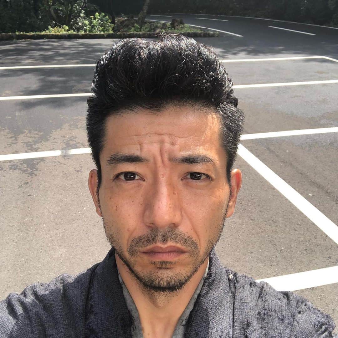 森慎太郎のインスタグラム：「髭面、リーゼント。 撮影、終了！ ありがとう！小豆島 さよなら！小豆島 #小豆島 #どんな仕事か #それはまた改めて #ふふふ」