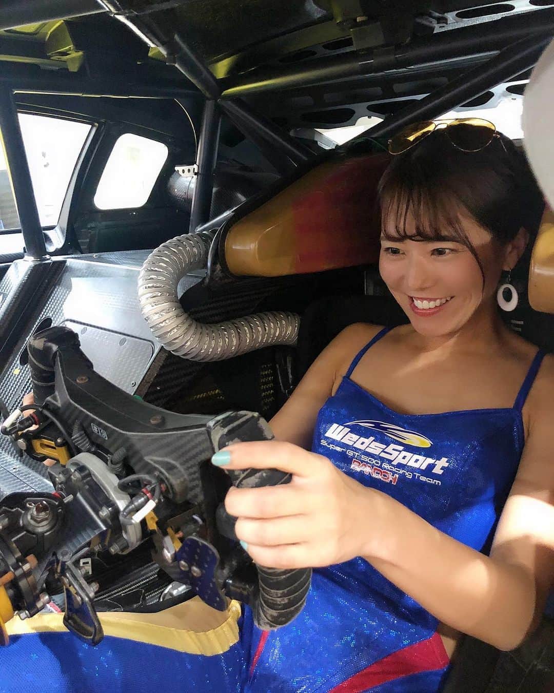 のインスタグラム：「こんにちは 北海道にきています^ ^ . 初めてレースカーに乗ってみました！ステアリングのボタンの多さに驚き😲（3枚目） . 夜はディナーショーです🍽 . 後半は北海道グルメ🤤 . . #supergt #北海道 #ロイトン札幌 #レクサス #wedssport  @bandoh_official #rcf #TOYOTA #北海道グルメ #ハナサキガニ #宮田自動車」