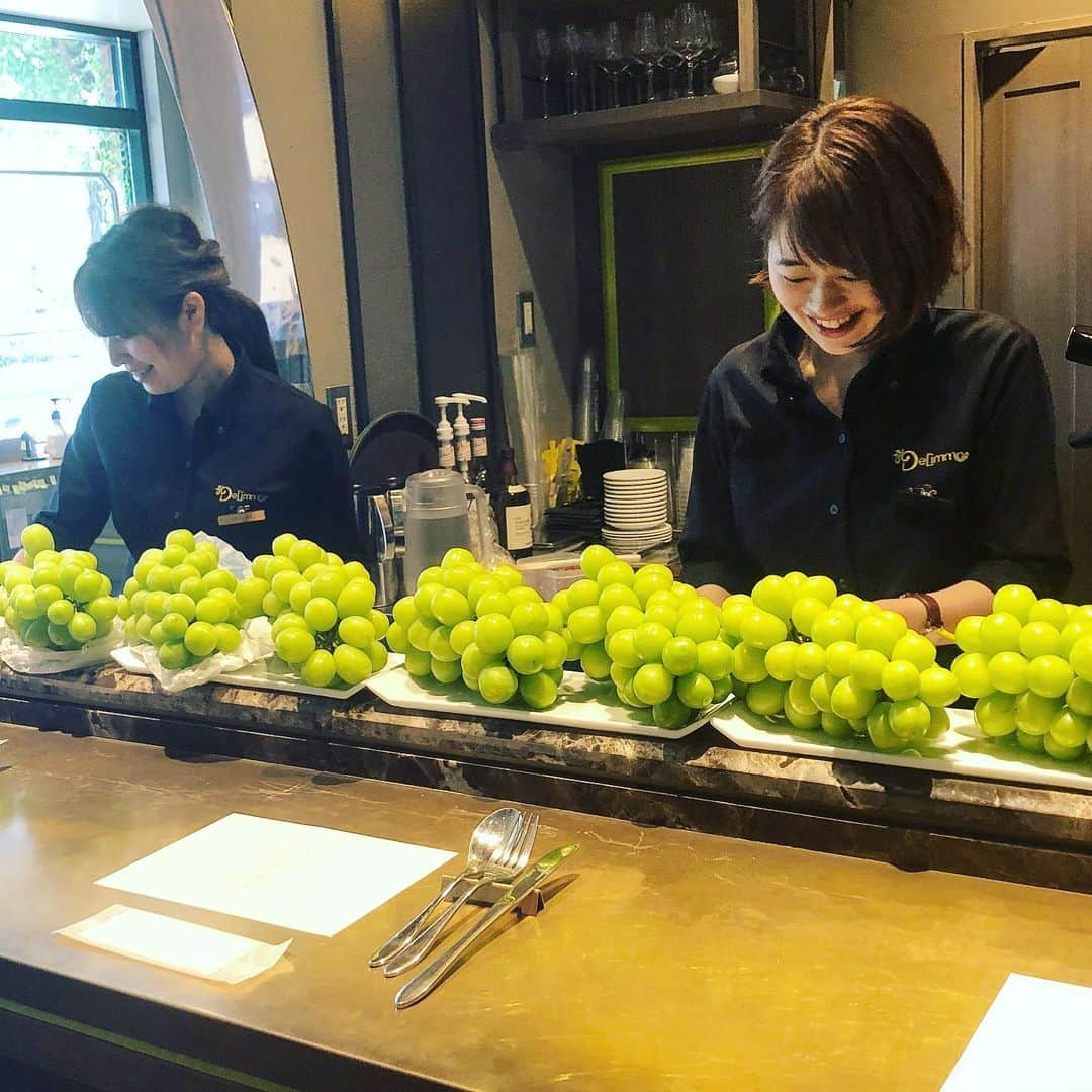 eguchikazuakiさんのインスタグラム写真 - (eguchikazuakiInstagram)「おはようございます‼️ 本日目白店はスイーツテーブル、ご予約で満席となっております🙇🏻 シャインマスカットが皆様をお待ちしています👍  #delimmo #デリーモ #マスカット #シャインマスカット #でかい #特注 #パティシエ #ショコラティエ #eguchikazuaki #江口和明 #食べたい #高すぎる #今日は特別 #デザート #バシュラン  #愛してマスカット #目白 #スイーツテーブル #はじまるよ #白ワイン #アイスショコラ #おすすめ #お待ちしています」8月25日 11時20分 - eguchikazuaki