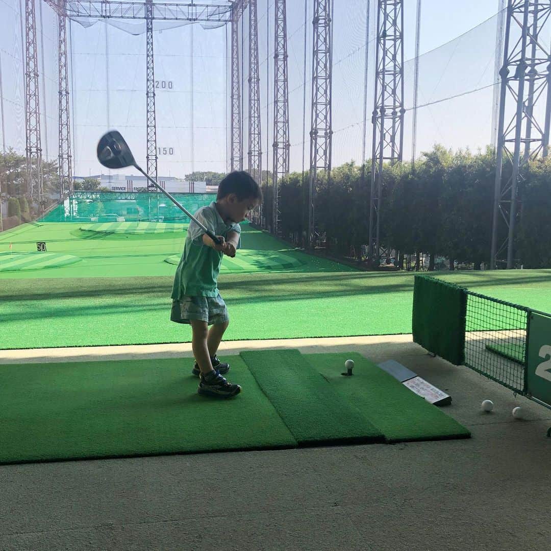 羽村亜美さんのインスタグラム写真 - (羽村亜美Instagram)「朝６時。。。 「おかあさん、、、ゴルフ行こう」  起きて第一声です。。 母ちゃんも一緒に、久しぶりに打ってきました。  #早朝ゴルフ練習 #この忙しいときに #母よりうまいかもしれない」8月25日 11時20分 - amihamura
