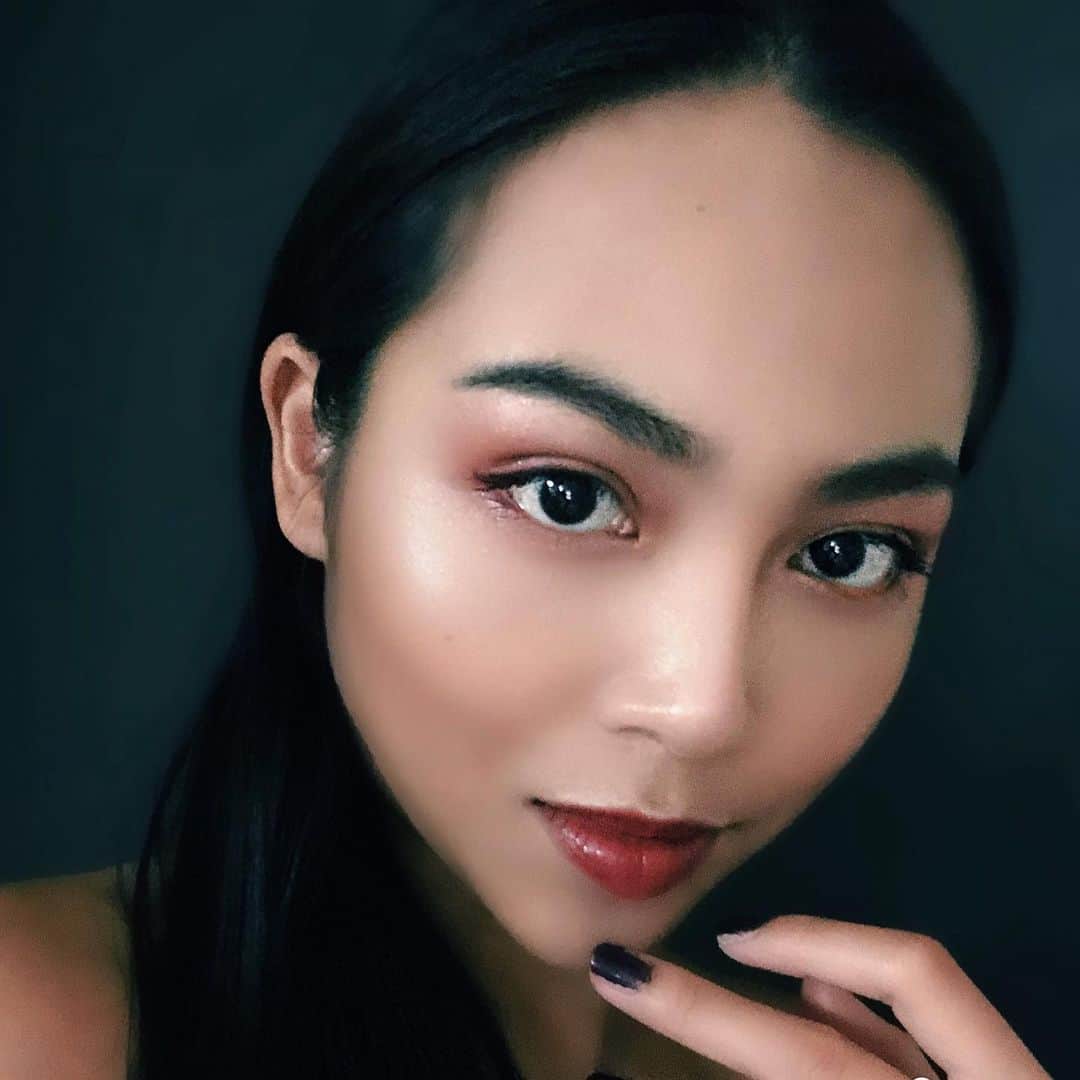 のインスタグラム：「รับกาแฟไม่ใส่น้ำตาลมั้ยจ๊ะ  #秋メイク#makeup @vocemagazine ☆アイシャドウ @kate.tokyo.official_jp  クラッシュダイヤモンドアイズOR-1 ☆アイシャドウ2  @paulandjoe_beaute  スパークリング アイカラー04 ☆アイライナー @kohgendo_official  マイファンスィー アイライナーペンシル04プラム ☆マスカラ @rimmellondon_jp  エナメルコート カラーマスカラ001 ☆チーク @annasuicosmetics  ブラックパウダー ブラッシュ700 ☆リップ @visee_kose  マットリップラッカー RO680 ☆ネイル @addictionbeauty_official  ザネイルポリッシュ Amaranto 037 ☆ハイライト @clio_official  PRISM AIR HIGHLIGHTER 01 GOLD SHEER  #アイシャドウ #KATE #ケイト #ポールアンドジョー #アイライナー #kohgendo #マスカラ #rimmellondon #チーク #annasuicosmetics #リップ #visee #ハイライト #cliomakeup #メイク #แต่งหน้า」