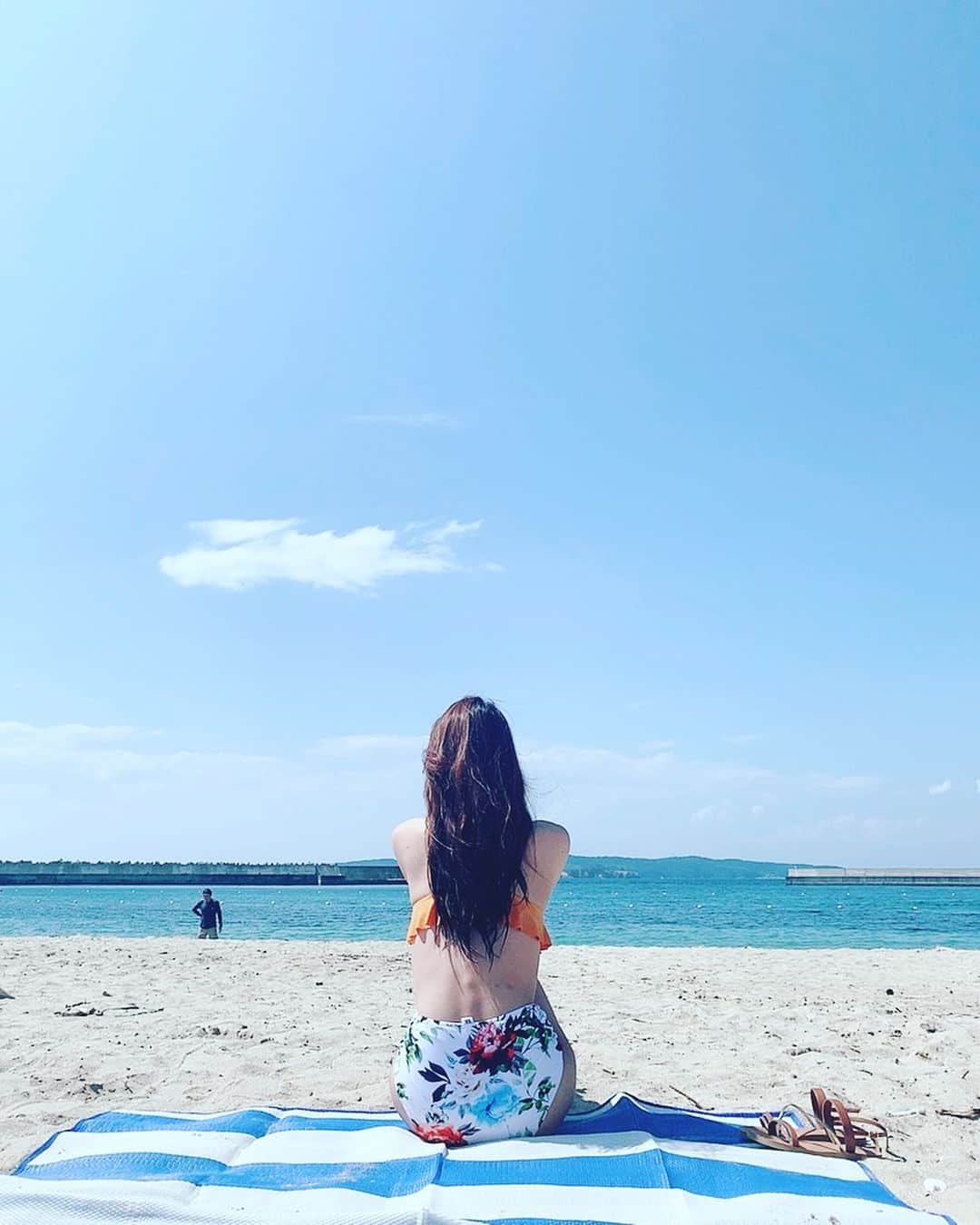 及川真珠のインスタグラム：「👙 . 網地島初上陸☺️ . 気になったお店に行ったら お店の方もお客さんも いい人すぎて仲良くなって いろんなとこ案内してもらって . 初上陸にして網地島制覇しました🥰(笑) . 絶景スポットに行ったり エメラルドグリーンの海で 飛び込みしたり . 充実した1日でした☺️ . #網地島#初上陸#島#船#秘境#絶景#出会いに感謝#また行きたい#軽トラの荷台#網地島のjeep#となりのトトロ」