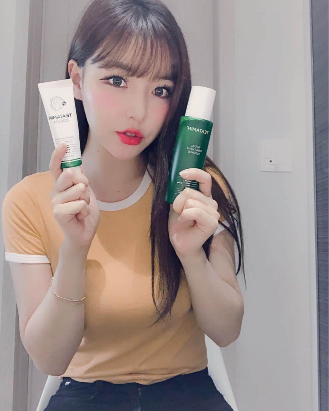 hyeriのインスタグラム：「요즘 좁쌀에 홍조에 피부가너무엉망이였는데 이거몇일쓰고나니 벌써 가라앉은느낌!! 특히 에센스는 솜에충분히 적셔 팩으로도 가능해서 집중적으로 필요한부분에 얹어놓으면 가라앉는게 눈에보일정도👍 고민인부위에 크림을 좀더 두껍게 도포하면 더좋다는거!! 홍조나 좁쌀이나 트러블자주 일어나는 분들은 이제품하나씩은 쟁여놓는거 추천🙌 색소침착,붉은기완화.민감피부에도 적합하니꼭!! 다들맑은 피부를 가져봐요❤️ 저자극테스트도완료된제품,피이지등20야가지 화해 주의성분도 무첨가!! 나이팅게일 티타민크림,나이팅게일 트리트먼트 에센스 함께사용하면 효과가더좋아용🙈👍👍 #나이팅게일#티타민#티타민크림#민감성피부#피부진정#트러블#트러블피부#트러블케어#진정크림#티타민에센스#에센스#에센스추천#각질제거#여드름화장품#여드름관리#nigtinggale#cosmetic#흔적#울긋불긋#색소침착#문제성피부#뾰루지#붉은기#피부고민#뷰스타그램」