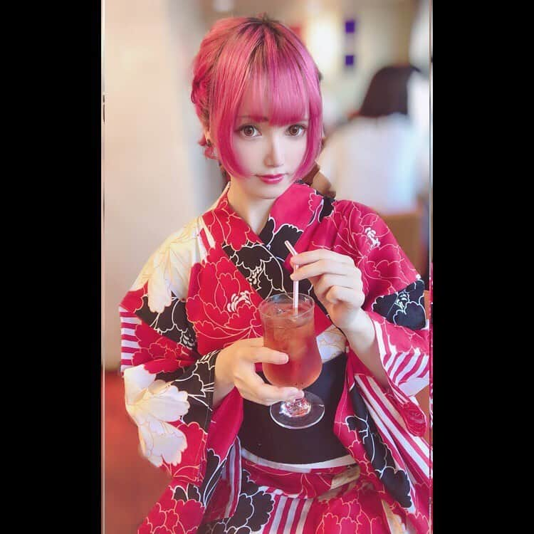 赤木クロさんのインスタグラム写真 - (赤木クロInstagram)「今年初の浴衣🖤 、 、 #anime #animegirl #animejapan  #japan #japanesegirl #日本 #サブカル #comic #cos #cosplay #cosplayer #cosplaygirl #cosplayers #コスプレ #コスプレイヤー  #일본여자 #코스프레 #그라비아 #角色扮演  #浴衣  #浴衣女子 #yukata #yukatajepang #yukatagirl  #派手髪 #派手髪女子 #ピンク髪 #ピンクヘアー #pink #pinkhair」8月25日 11時35分 - akagikuro