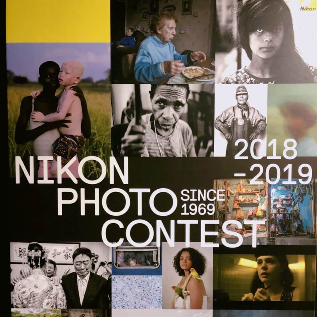 クレイジーパパさんのインスタグラム写真 - (クレイジーパパInstagram)「息子たちを連れて期間限定、渋谷で開催されているNIKON PHOTO CONTEST presents『PHOTO MUSEUM SHIBUYA』に招待されていってきました！渋谷キャストで鑑賞したニコンフォトコンテストの受賞作品の数々📷  このイベントに家族と行ってよかった。むしろ家族と行ったからこそ写真から学びを得ることができた。今自分は愛する家族と毎日不自由なく幸せに生きている。でも世界には生まれた環境によって、まったく異なる環境で力強く生きている子供、パパママたちがいる。そんな生きることに対する力強さが感じられる受賞作品の数々。写真から「愛」や「「生きる力強さ」が語りかけるように伝わってきた。  特に印象的だったこの女性の後ろ姿の写真。この傷は火事から愛する赤ちゃんを守るために負った傷。この時愛する旦那を失っている。ママの勇敢な行動によって息子は怪我一つなかった。そして息子は立派な大人に成長した。この傷は勇気と強さの象徴であり誇り。  このイベントは9月1日まで渋谷キャストで開催されてます。 この渋谷キャストの写真を撮って、  #shibuya および #nikonphotocontest の2つのハッシュタグを付けてSNSで投稿して、 コラボカフェ割引クーポン券（200円引き）GETできるのも嬉しい特典。期間限定メニューを鑑賞終わりに楽しめます！  #nikon  #shibuya #nikonphotocontest  #photomuseumshibuya #pr」8月25日 11時49分 - crazypapa.tv