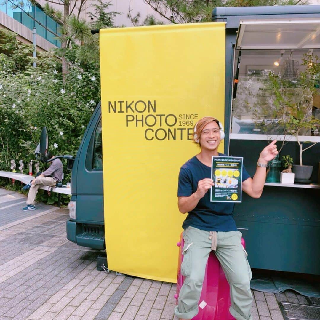 クレイジーパパさんのインスタグラム写真 - (クレイジーパパInstagram)「息子たちを連れて期間限定、渋谷で開催されているNIKON PHOTO CONTEST presents『PHOTO MUSEUM SHIBUYA』に招待されていってきました！渋谷キャストで鑑賞したニコンフォトコンテストの受賞作品の数々📷  このイベントに家族と行ってよかった。むしろ家族と行ったからこそ写真から学びを得ることができた。今自分は愛する家族と毎日不自由なく幸せに生きている。でも世界には生まれた環境によって、まったく異なる環境で力強く生きている子供、パパママたちがいる。そんな生きることに対する力強さが感じられる受賞作品の数々。写真から「愛」や「「生きる力強さ」が語りかけるように伝わってきた。  特に印象的だったこの女性の後ろ姿の写真。この傷は火事から愛する赤ちゃんを守るために負った傷。この時愛する旦那を失っている。ママの勇敢な行動によって息子は怪我一つなかった。そして息子は立派な大人に成長した。この傷は勇気と強さの象徴であり誇り。  このイベントは9月1日まで渋谷キャストで開催されてます。 この渋谷キャストの写真を撮って、  #shibuya および #nikonphotocontest の2つのハッシュタグを付けてSNSで投稿して、 コラボカフェ割引クーポン券（200円引き）GETできるのも嬉しい特典。期間限定メニューを鑑賞終わりに楽しめます！  #nikon  #shibuya #nikonphotocontest  #photomuseumshibuya #pr」8月25日 11時49分 - crazypapa.tv