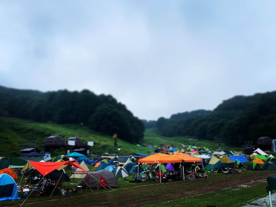 田中幸さんのインスタグラム写真 - (田中幸Instagram)「ハッピーサークルオフ会第2弾 【リゾートバーベキュー🏝】 南パラダのグランピングBBQゾーン 貸切💚  佐久野菜たっぷりの食材と 信州肉バーベキュー🍖  天気も良くて子ども同士 大人同士 ママ同士&パパ同士👨 谷口尊人のセミナーのような 自己紹介も盛り上がり 夏を満喫🏖  北パラダでキャンプ⛺️二次会も 涼しい空気の中 気持ちよい時間を過ごせた  参加頂いたみんな そして、沢山遊んでくれた お兄さんお姉さん ありがとう😊  @parada.camp  @sakuparada  #ハッピーサークル #ママスノーボードサークル」8月25日 11時45分 - sachitanaka