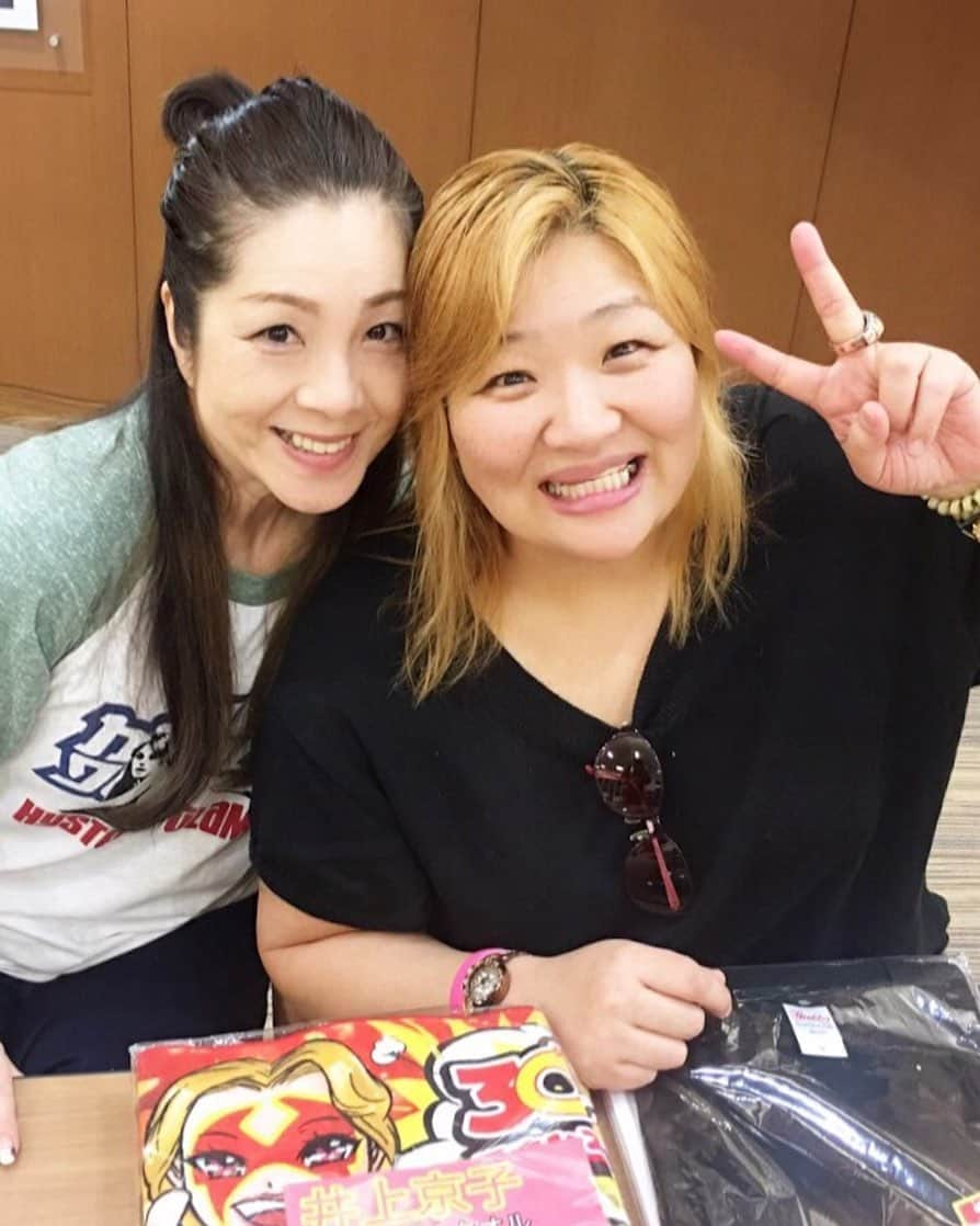 井上貴子さんのインスタグラム写真 - (井上貴子Instagram)「「W井上と遊ぶ会」  W井上と楽しい時間を過ごしましょう♪  カラオケデュエット 出来るチャンスかも⁉︎ 《ゲスト》 井上貴子  井上京子 《場所》井上京子のお店「あかゆ」 《日時》９月６日（金）19時〜 《料金》飲み歌い放題９０分 女性３０００円 男性５０００円 《W井上からプレゼント》 御来店全てのお客様に 「スリーショットチェキサイン入り」 をプレゼントさせて頂きます！！ ・ツーショット デュエット サイン 無料（自己申告してー） ・フード持ち込み自由 ・御予約出来ます→0364524294 ・W井上どちらかがダウン次第お店終了 ・W井上&スタッフが頂くドリンクは別料金頂きます。  ぜひ！ 一緒に暑い夏を満喫しよう！  Happyで^ ^  #井上貴子  #LLPWX #女子プロレス #紅緒と柊音 #トイプードル #井上京子 #W井上 #井上京子の店あかゆ #真夏を一緒に満喫」8月25日 11時57分 - takaco_inoue