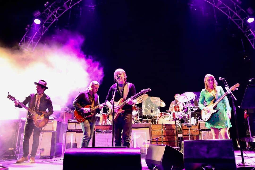テデスキ・トラックス・バンドのインスタグラム：「Set two at Lockn is underway, Trey is onstage and, surprise, Doyle Bramhall II is here too... this is happening! We start with Derek & the Dominos’ “I Looked Away” and “Bell Bottom Blues,” both TTB debuts. Time to tune in: Relix.com/Live (photo by @mlowephoto)」