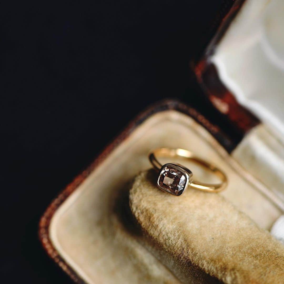 メデルジュエリーさんのインスタグラム写真 - (メデルジュエリーInstagram)「ソリテールリングといえば古代からある指輪の形。手仕事の時代に考え抜かれた姿は、今でも美しいです。 . Special Order for engagement ring 8/10-9/6 浅草本店にて  #mederujewelry #メデルジュエリー #mederu_bridal」8月25日 11時52分 - mederu_jewelry