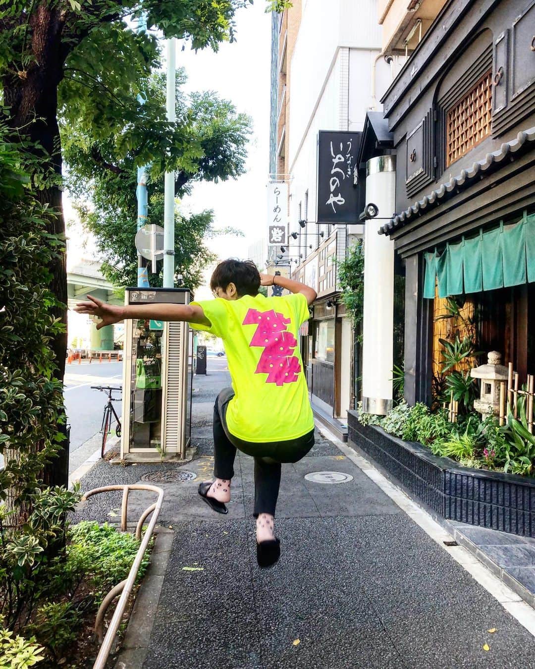 のインスタグラム：「Good morning!!長野へGO!!! . 今日はりんご音楽祭🍎× 松本PARCO @ringofes × @parco_matsumoto_official . 35周年イベントへ！ . Free Live だし、屋上でDisco Partyだから皆んな遊びに来てね！ . THREE1989は16：45分より🕺💥 . . . T-shirt @locus40_archive」