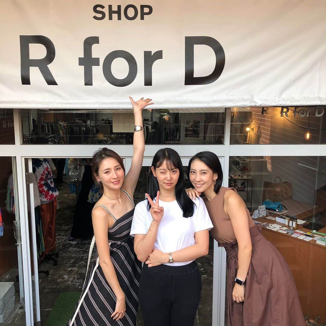 近野莉菜のインスタグラム：「昨日のフリマに来て下さった皆様、ありがとうございました！ 購入して下さった方はもちろん、差し入れまで頂いてありがとうございます！本当にあっという間の時間でした♪ またこういう機会作れるように考えます〜 @rford.deedfashion さんも素敵な空間のお貸出しありがとうございました🙇🏻‍♀️✨ #寒川綾奈 #永尾まりや #近野莉菜 #フリマ」