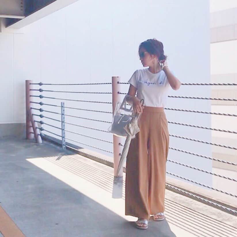 のインスタグラム：「ビニール素材の #PVCバッグ は、今期も引き続き注目されているアイテム👜 . 本日リポストでご紹介するSHOPLISTAは「 @toko_happy_toko 」さん❣️ ご提供・ご利用誠にありがとうございます！ . ・・・ tops... @agnesb_officiel  bottoms... @gu_for_all_ @gu_global  bag... @shoplist_official watch... @danielwellington ・・・ . 〜「SHOPLISTA」の詳細は下記をご覧ください👀〜 ■キャプションに「#SHOPLIST」「#SHOPLISTA」を記載 ■SHOPLIST公式アカウントを画像にタグ付け「@shoplist_official」 .」
