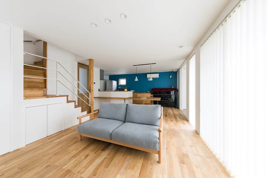 ルポハウス一級建築士事務所さんのインスタグラム写真 - (ルポハウス一級建築士事務所Instagram)「・ ・ ・ 吸い込まれそうな青のクロスが美しいキッチン。 ・ ホワイト＆無垢床の柔らかな空間に、一面だけの青を入れて引き締まった印象に。 ・ ・ ・ 𓐌𓐌𓐌𓐌𓐌𓐌𓐌𓐌𓐌𓐌𓐌𓐌𓐌𓐌𓐌𓐌𓐌𓐌  ルポハウスの施工事例はこちらまで☞ @reposhouse  𓐌𓐌𓐌𓐌𓐌𓐌𓐌𓐌𓐌𓐌𓐌𓐌𓐌𓐌𓐌𓐌𓐌𓐌 #ルポハウス は#ちょっとかっこいい家 を"友人のために" という思いでつくっています。 一生に一度の#マイホーム。 「あなたにしかできない」×「ルポハウスだからできる」で、 私たちだけの#家づくり を思いっきり楽しんでみませんか？！ ・ ・ ・ #住宅 #注文住宅 #新築一戸建て #デザイナーズ住宅  #一級建築士事務所 #設計事務所  #滋賀県大津市 #滋賀県草津市 #滋賀県栗東市  #滋賀県近江八幡市 #キッチンインテリア #ルノンクロス #rf3332 #造作カウンターテーブル #造作ダイニングテーブル #雛壇階段 #ひな壇階段」8月25日 12時04分 - reposhouse