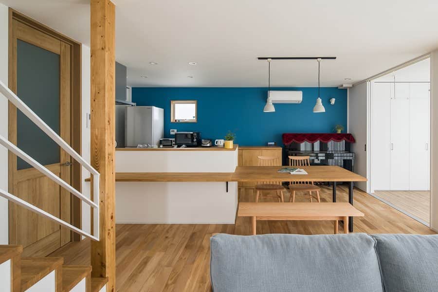 ルポハウス一級建築士事務所さんのインスタグラム写真 - (ルポハウス一級建築士事務所Instagram)「・ ・ ・ 吸い込まれそうな青のクロスが美しいキッチン。 ・ ホワイト＆無垢床の柔らかな空間に、一面だけの青を入れて引き締まった印象に。 ・ ・ ・ 𓐌𓐌𓐌𓐌𓐌𓐌𓐌𓐌𓐌𓐌𓐌𓐌𓐌𓐌𓐌𓐌𓐌𓐌  ルポハウスの施工事例はこちらまで☞ @reposhouse  𓐌𓐌𓐌𓐌𓐌𓐌𓐌𓐌𓐌𓐌𓐌𓐌𓐌𓐌𓐌𓐌𓐌𓐌 #ルポハウス は#ちょっとかっこいい家 を"友人のために" という思いでつくっています。 一生に一度の#マイホーム。 「あなたにしかできない」×「ルポハウスだからできる」で、 私たちだけの#家づくり を思いっきり楽しんでみませんか？！ ・ ・ ・ #住宅 #注文住宅 #新築一戸建て #デザイナーズ住宅  #一級建築士事務所 #設計事務所  #滋賀県大津市 #滋賀県草津市 #滋賀県栗東市  #滋賀県近江八幡市 #キッチンインテリア #ルノンクロス #rf3332 #造作カウンターテーブル #造作ダイニングテーブル #雛壇階段 #ひな壇階段」8月25日 12時04分 - reposhouse