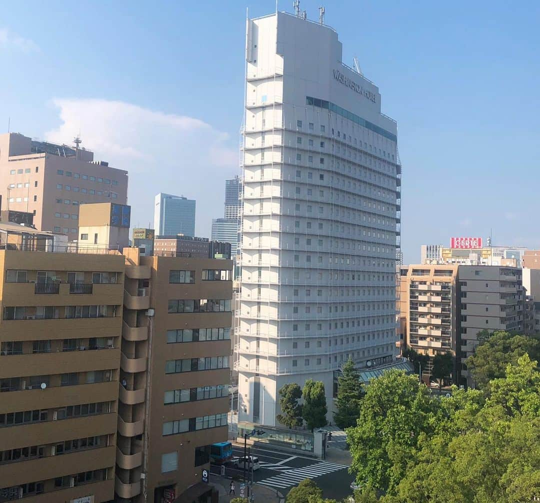 hajimeのインスタグラム：「横浜大通り公園に面したコンパクトマンションの内装工事が9月から始まるため、隣家の方に挨拶周りをしてきました🙋‍♂️ 昼前なのでビールは我慢しようと思ったのですが……売り子さんが通り、隣の方が購入なさったものでついつい……😅日曜日だし、まあいいか🤤 ・ ・ ・ ・ ・ #横浜#大通り公園#ブルーライン#伊勢佐木長者町#コンパクトマンション#内装工事#挨拶周り#上野東京ライン#車内販売#昼#ビール」