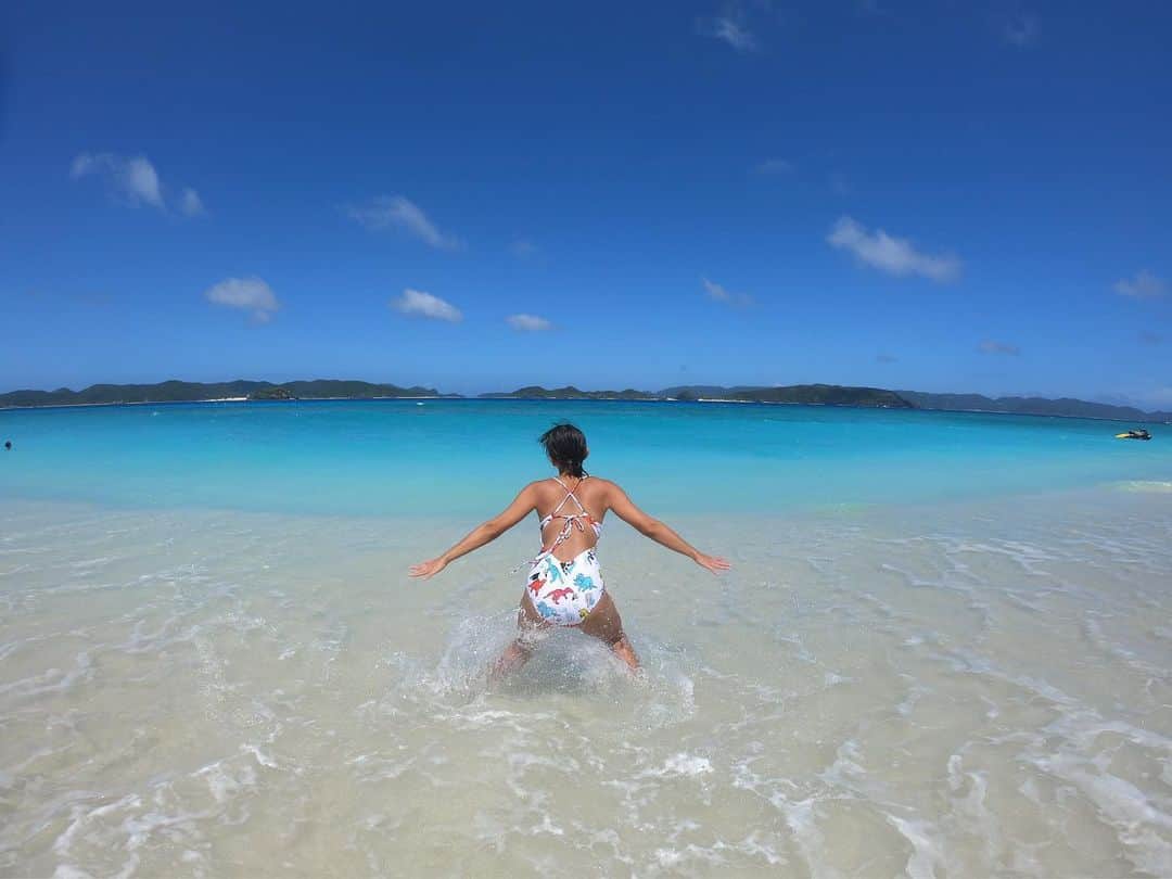 はねゆりのインスタグラム：「台風がくる前に！と先日泳いできました！﻿ 毎度おなじみRikoと❤️﻿ ﻿ 波がすごかったけど﻿ 楽しかった！遊んだ遊んだー！﻿ ﻿ 初めてのMewフィンは重く感じたけどやっぱり進む力は凄いある！  あとは、ブリッジしたり走ってみたり。笑  たのしいなー！ 泳いでる動画見るとお分かりのように短パン焼けが凄くて。太ももの上の部分だけ白いです😭  そして、もっと太ももを引き締めなければ、、、と課題盛りだくさん！  8月がもうすぐ終わってしまう！早すぎる！！！ #gull﻿ #mewfin﻿ #bestoflife﻿ #akaisland﻿ #kerama﻿ #okinawa﻿ #阿嘉島﻿ #慶良間諸島﻿ #HANAMURO﻿ #ハナムロ﻿ #gopro7﻿ #阿嘉ビーチ﻿ #lifeisbeautiful﻿」