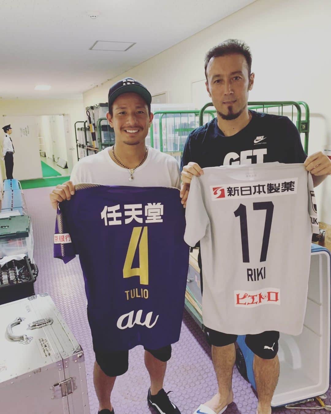 松田力のインスタグラム：「偉大なるトゥーさんと。 ありがとうございました。  #田中マルクス闘莉王 さん #松田力  #ユニフォーム交換  #元名古屋グランパス  #撮影者  #巻 さん」