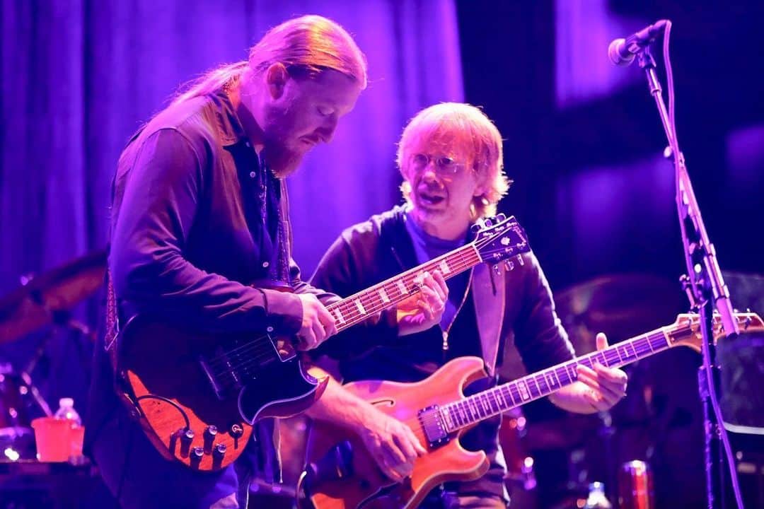 テデスキ・トラックス・バンドのインスタグラム：「TTB’s done “Key To The Highway” a few hundred times, but never like this, with Derek, Doyle, Susan and Trey all taking solos and climbing to a huge peak. Halfway done with this special set at Lockn! 📷: @mlowephoto」
