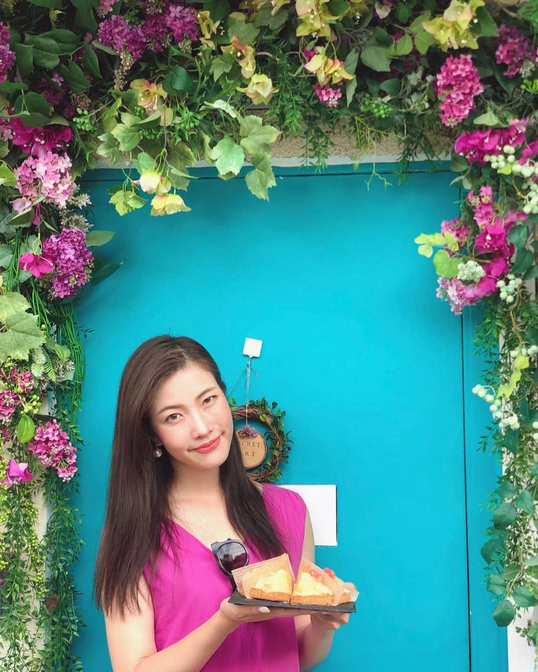 のインスタグラム：「ショウさんと萌子さんが作るタルトをお世話になっている方にどうしても食べて欲しくて、久しぶりに代々木上原のSecreT ARTへ。  カラフルで見ているだけで幸せな気持ちになってしまうこちらのタルトはなんと全てグルテンフリー&ヴィーガン🌟  通常のグルテンフリーの菓子は米粉を使うイメージですが、こちらでは米粉の代わりにアーモンド粉や玄米粉、オートミール、各種豆の粉、ホワイトソルガム粉などを使用しています。＾＾ また卵や乳製品の代わりには酸化に強いオイル、豆乳などを使用。  タルトに使う甘みは砂糖ではなく、 カナダ産のオーガニックメープルを使っているそうです。 . . "食べた方に幸運が訪れますように。" そう願いを込められて一つ一つ作られたSecreT ARTのタルトが私は好き❤️ . そして作っているショウさんや萌子さんの人柄も好きで、昨日もタルトを買う前に1時間くらいお話してました。笑  量子力学の話や引き寄せの話に花が咲き、私がチャレンジしたいことにも背中をぽんっ！ . . と押してもらいました☀️ お店は金土日の12〜18時が営業時間なので、ご興味ある方はぜひ足を運んでみてください🍀  #タルト #secretart #代々木上原 #グルテンフリー #ヴィーガン #japanesemodel #asianmodel #175cm #高身長女子 #モデル #タレント #japan #yoyogiuehara #healthy #vegan  #ファインダー越しの私の世界  #日本模特 #她很漂亮」