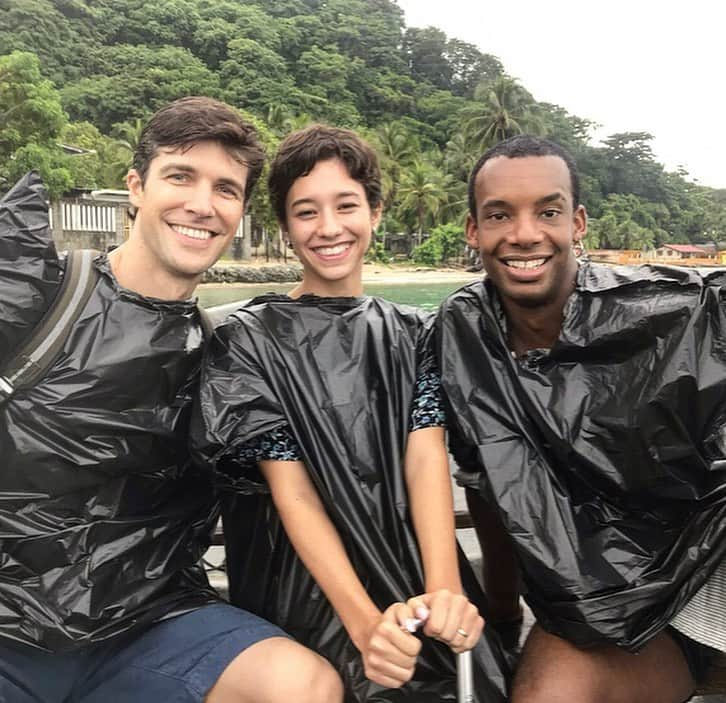 ロベルト・ボッレさんのインスタグラム写真 - (ロベルト・ボッレInstagram)「Wonderful day at the beach (after our daily training) with this two! @mariadanielaglz @osielgouneo #amazing #friends ❤️ (Ci siamo immortali con i sacchi di plastica neri addosso usati come impermeabili x la pioggia. Quanto ridere!) #summer #mood @officialrobertobolle」8月25日 12時37分 - robertobolle