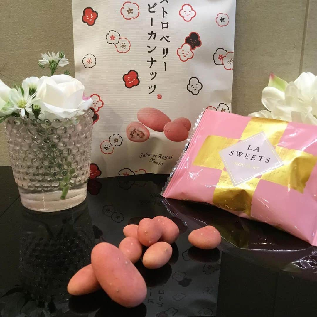 Salon de Royal Kyotoさんのインスタグラム写真 - (Salon de Royal KyotoInstagram)「皆様こんにちは☀️ サロンドロワイヤル京都でございます！ ・ 本日は 『ストロベリーピーカンナッツチョコレート』 をご紹介いたします。🍫 ・ ・ キャンディコーティングされた小粒のピーカンナッツを、 ホワイトチョコレートとストロベリーチョコレート2種類で コーティングしました🍓 甘酸っぱさと香ばしさの、ふくらみのある味わいを お楽しみいただけます❗️ ・ ・ お近くにお越しの際は是非一度お立ち寄り くださいませ♪  また、当店では毎週、日曜日と水曜日の14時半から 「井上千尋 さん」によるピアノ演奏がございます。 クラシックや日本の曲のアレンジなど、演奏していただいております。🎹 ・ 是非、優雅なひとときをお楽しみ下さいませ。 ・ 曜日  演奏者 金曜日、土曜日  西山 靖夫(JAZZ TIME ピアノ&ヴォーカル) 水曜日、日曜日  井上 千尋(ピアノ) 火曜日、木曜日  安田 悦子(バイオリン) 月曜日  前田 絢葉（ピアノ)  #サロンドロワイヤル京都#サロンドロワイヤル#salonderoyal#salonderoyalkyoto #kyoto#japan#京都#三条#京都市役所前#チョコレート#ボンボンショコラ#京都スイーツ #カフェ#鴨川納涼床#鴨川#夏#2019百名店#百名店  #ピーカンナッツ#いちご#ストロベリー#ストロベリーピーカンナッツ #井上千尋#ピアノ#ピアノ演奏#音楽#music#優雅なひと時」8月25日 12時37分 - salon_de_royal_kyoto