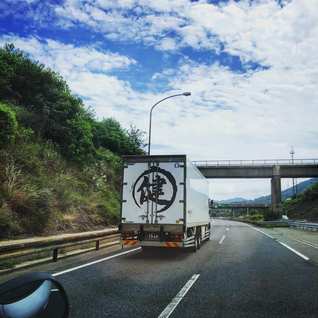 三吉ツカサさんのインスタグラム写真 - (三吉ツカサInstagram)「機材車だな。たぶんだけど。 #histandard #kenyokoyama #お察しください #暇なんだよ」8月25日 12時40分 - tsukasamiyoshi