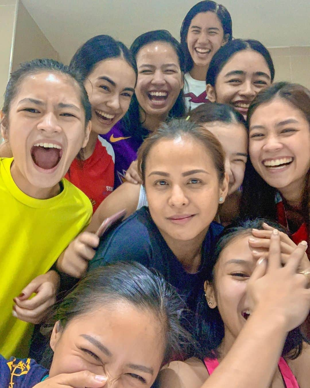 Kim Chiuさんのインスタグラム写真 - (Kim ChiuInstagram)「#TeamRedHeart Game Face On!!!❤️💪🏻. . Reality Vs Expectation kind of shot pero si ate nikki ang hindi nagpa tibag!!!! matibay siya!!!😂 @nikkivaldez_ 😅😂 fun times before the game starts this afternoon!!! see you later #starmagicallstargames2019 #teamREDHeart ❤️🙏🏻」8月25日 12時50分 - chinitaprincess