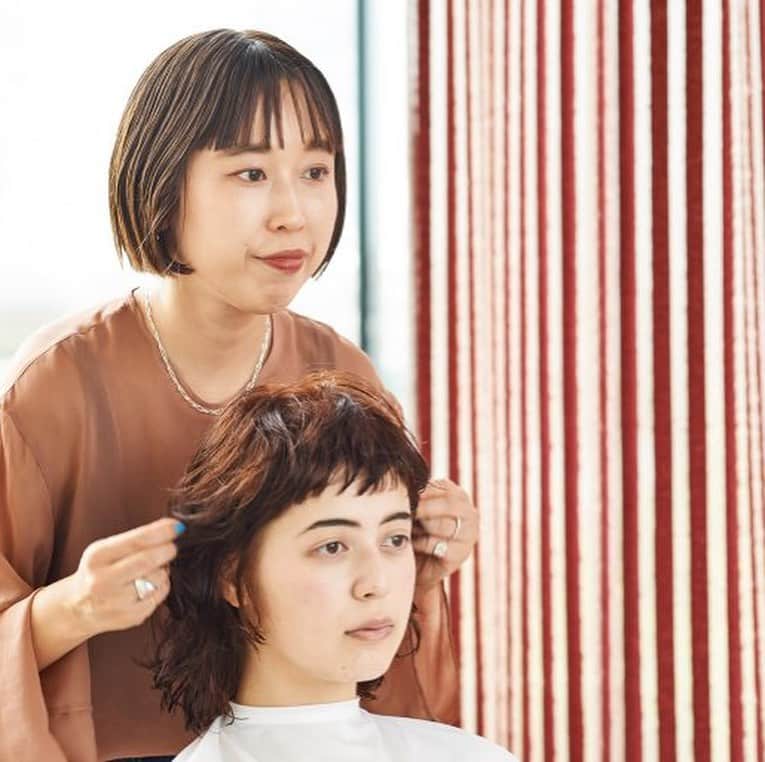 リジョブ さんのインスタグラム写真 - (リジョブ Instagram)「【美容師のカット技術】broocH 栁亜矢子さん流 『女っぽミディウルフ』をアップしました。  第一線で活躍するヘアスタイリストに、今イチオシのスタイルの作り方をインタビュー。今回ご登場いただくのは、一般誌や業界誌でのスタイル提案、ヘアコンテストの審査員などもつとめる、broocHのディレクター 栁亜矢子さん。前編では、忙しいサロンワークのなかで技術を磨くヒントと、今提案したいヘアスタイルを教えていただきました。  記事はプロフィールの公式WEBサイトからご覧いただけます。  #美容師#アイリスト#エステティシャン#ネイリスト#美容部員#就職#転職#求人サイト#リジョブ#morerejob#美容院#サロン内装#インテリア#インテリアコーディネート#brooch#栁亜矢子」8月25日 12時43分 - morerejob