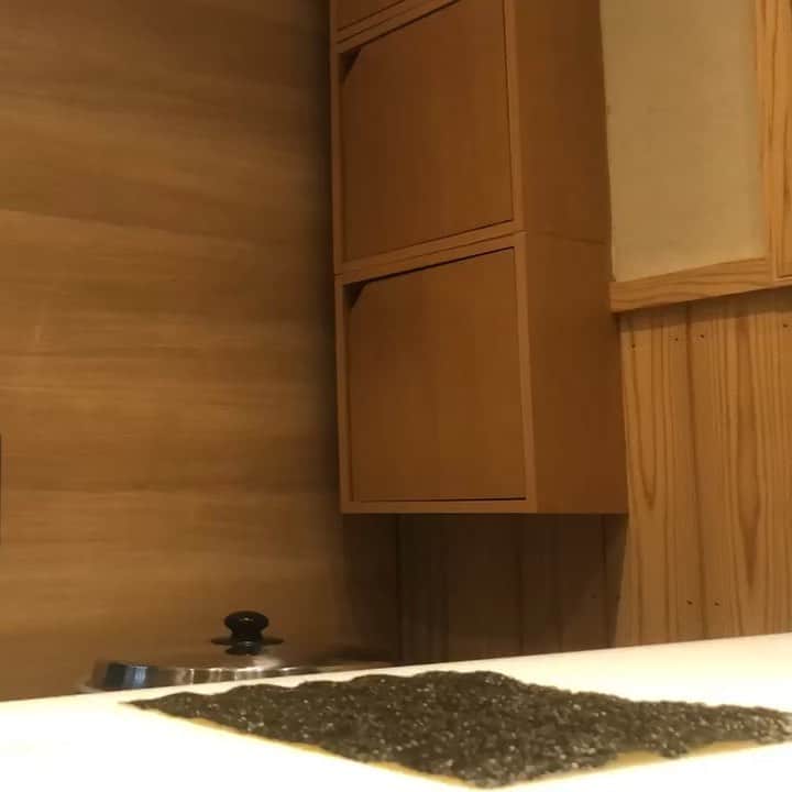 のインスタグラム：「#太巻き #タイムラプス #職人技 #sushiroll #sushi #寿司 #おすし #雲丹 #寿司」