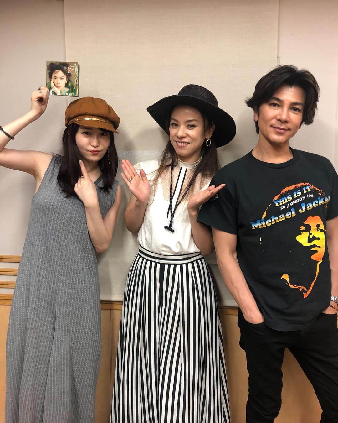 azumiのインスタグラム：「地元札幌の先輩 武田真治さんと岡部磨知さんの #ガキパラ に出演させていただきましたー！あー楽しかった😂パイセンありがとうございました！筋肉ごちそうさまです！抽選で私のサイン色紙が当たるそうでーす🎁 #joqr #gakipara1134 #武田真治 #岡部磨知 #wyolica #ワイヨリカ #ムーンウォーク」