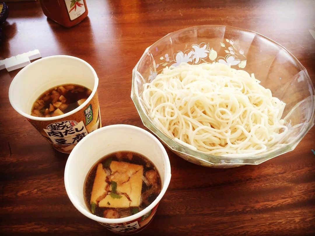 マキタスポーツさんのインスタグラム写真 - (マキタスポーツInstagram)「麺なしどん兵衛を漬け出汁にして麺を食う。美味い。日清さんごめんなさい #tokyopod #麺なしどん兵衛」8月25日 12時46分 - makisupo