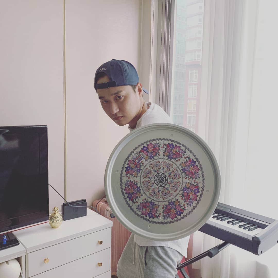 ホ・ジョンミンのインスタグラム：「나도 드디어 방패를 겟 했다 #캡틴아메리카 부럽지 않다 아임 #캡틴코리아」