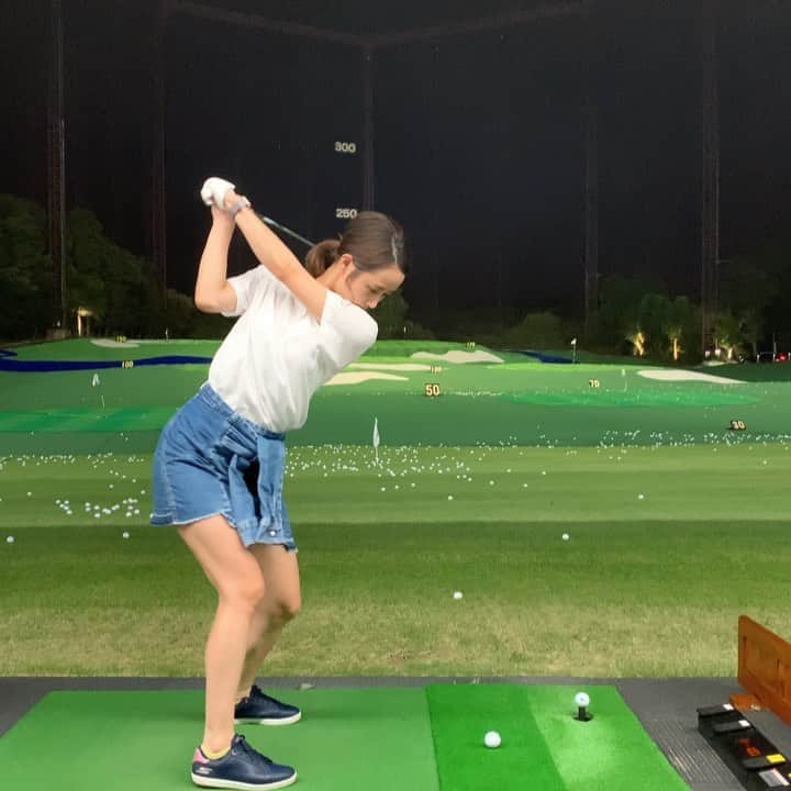 筒井萌子のインスタグラム：「* #もえちゃんゴルフ 練習編⛳✨ 想像してたより何倍も100切りの壁は高い☾ 最初は早く切りたい！ばかり思ってたけど 上手い人をみてるとフォームが綺麗で身体をしっかり使って かっこいい打ち方をしてる。 たまたま一回100切りできた！というより 内容のあるものにしたいのでスイングから癖つく前に徹底的に修正していってます✨ 沢山の努力をすれば技術や結果はついてくると思っているので諦めず頑張ります◡̈⃝︎⋆︎* ・ 思えば私、今までバレーボール・バトミントン・ソフトテニス・バトントワリングと団体競技しかしてこなかった💦 誰かと助け合う事も出来ない競技。 ぜーんぶ自分次第☝️ こんなに熱中するとも思ってなかったしこんなにもステキなゴルフ仲間に出会うとも思ってなかった☺️ これからも楽しくやっていきます*•.❥◡̈*.。 そんなこんなで昨日の練習動画♪ クロスしないように意識。ドライバーのスライスだいぶマシに！ 下半身もしっかり使っていくぞー！ ・ #筒井萌子 #女優 #actress #モデル #model #岡山  #shooting #instagood #instalike #converse #撮影 #followme #instalike #ゴルフ #ゴルフ女子 #ゴルフコーデ #골프 #좋아요반사 #좋아요그램 #좋아요환영 #데일리그램 #패션 #오오티디 #카페 #アルチビオ  #アルチビオカップ #archivio #archiviocup #toptracer」