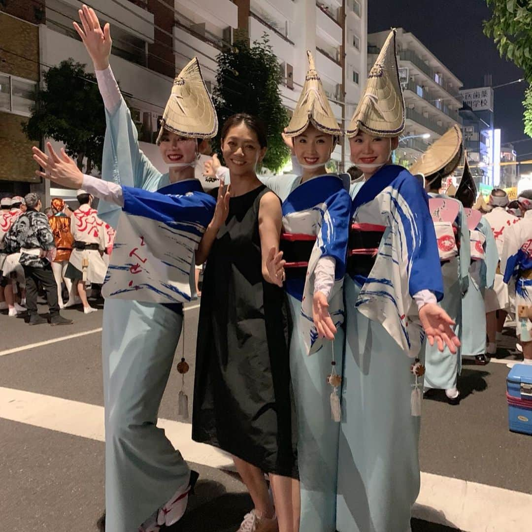 前田典子さんのインスタグラム写真 - (前田典子Instagram)「#初めて行った  #高円寺阿波踊り2019  @hiroyo04  @27.allen_miho  @keiko_ashida らモデルちゃんが参加している連を応援、見物しに #点睛連  踊りが揃っていて きれいで超カッコ良かったよ👍✨ #高円寺 #夏の風物詩 #やっとさーやっとさー  #太鼓 #お囃子 #リズム #トランス #お祭り #暑く熱く盛り上がって  #大きなエネルギー #大きなパワー を感じた💜  高円寺のスタジオRay カメラマン川久保さん @shigeki_kawakubo のスタジオにおじゃま 🍻 地元のコーンさんも参加して@bro.korn 🍺 楽しい宴😆」8月25日 12時52分 - maenorichang