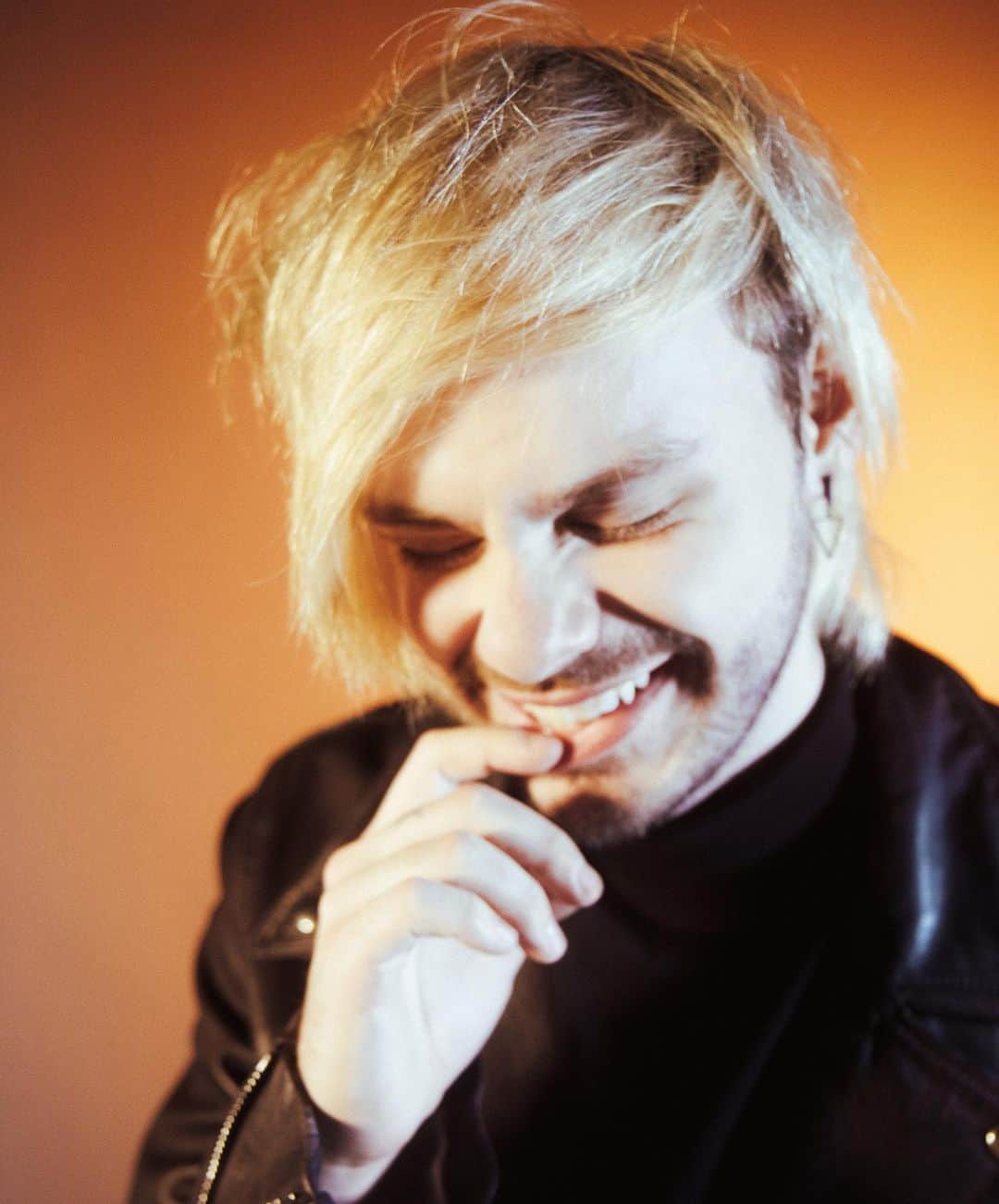 マイケル・クリフォードのインスタグラム：「laughing at my small hands」
