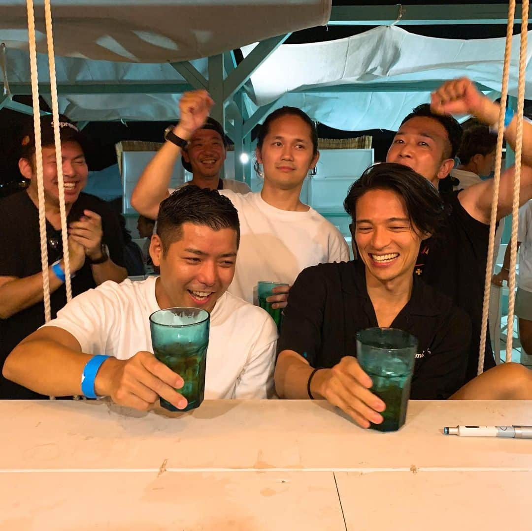 久保裕丈さんのインスタグラム写真 - (久保裕丈Instagram)「昨日は由比ヶ浜で誕生日のお祝いしてもらったよ🎂大好きなみんなに囲まれて幸せな時間でした☺️本当にありがとう！！！！！！！ 自分の誕生日だと、たっぷり飲まなきゃって気が張って逆に飲めなくなる😥 #birthday #誕生日 #江ノ島 ＃由比ヶ浜 #party #sea #beach」8月25日 12時56分 - hirotakekubo