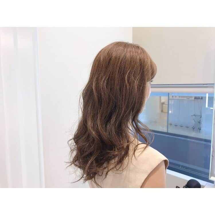 大谷朋子さんのインスタグラム写真 - (大谷朋子Instagram)「♡ * 紫外線でボロボロになった髪のお手入れに、 ソシエヘアー(@socie_hair_official)二子玉川店に 行ってきました♪ * “アブソリュ”というヘッドスパ、トリートメント、 根元や全体のカラーも気になっていたので、カラーを お願いしました！ * 担当してくれたのは豊田さん @nabisan.com.ne.jp ◡̈⃝ 髪のダメージを真剣に考え、メニューを提案してくださいました！ * 豊田さんイチオシのヘッドスパは、本当に気持ちよくて最高でした♡♡ 冷たい→温かい のクリームを使うので、 頭皮の血流もUPします！ * まだまだ夏だし、カラーは暗すぎず、好みの感じにしてもらえました♪ スパで頭皮はすっきりして、 トリートメントでツヤ髪になれました✧ * 妹 @keeei1985 が受けていたまた別のスパも 気になっているところ♡ * 夏に受けたダメージには、 ヘッドスパのお手入れがオススメ❤︎ 私の投稿を見て予約すると花香（はなか）というヘッドスパが30%オフになります！！ 電話で問い合わせしてみてください♡ * ぜひお試しあれ❤︎ * * #ソシエヘアー #ソシエヘアーで新しい自分 #ソシエヘアー二子玉川 #sociehair #supported #二子玉川美容院  #ヘッドスパ #ダメージヘア」8月25日 13時01分 - tomoko_ohtani