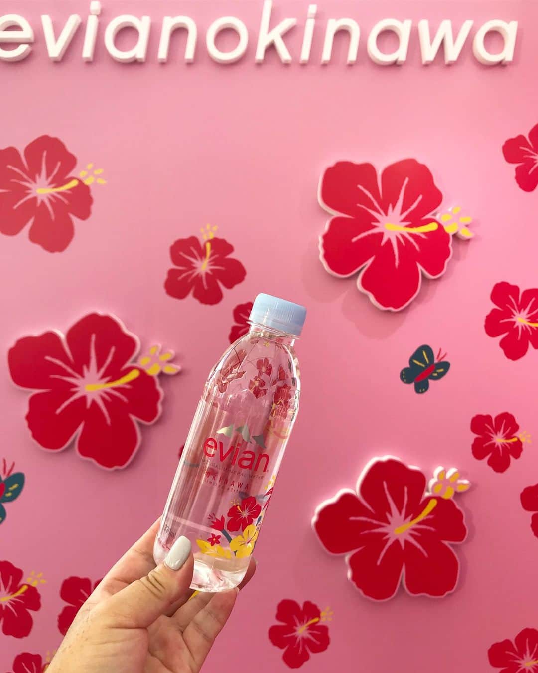 Kayoのインスタグラム：「Évian沖縄バージョン🌺 すっごくかわいい♡ ハイビスカス・シーサー・首里城があるよ ・ ・ #evianokinawa ・ ・ 今コレ投稿したらガチャガチャさせてくれるってゆうお話にウホウホのっかったのはナイショ♡ (ストーリー🆖ってw) そしてもうすでにいっぱい買ってあるのもナイショ♡」