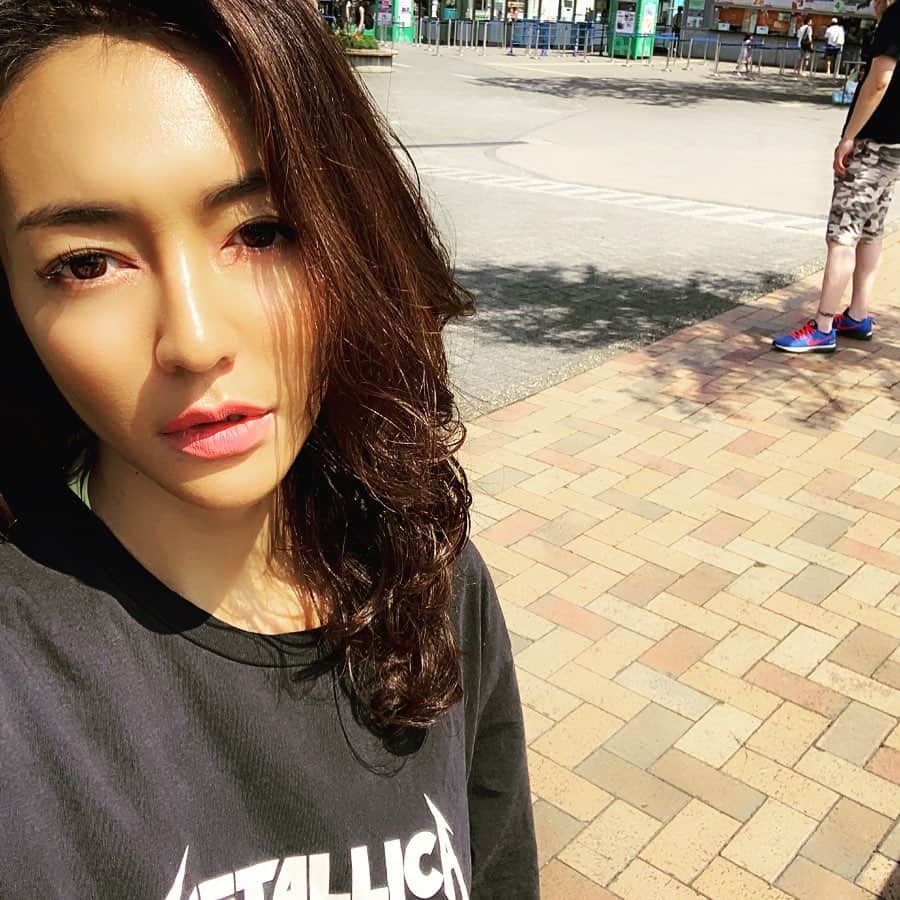 内藤陽子のインスタグラム：「よみうりランドのプール入場断られた…… 娘とシッターさんで遊んでいるという…… 切ない…… 私は園外のベンチで顔首焼いてる #タトゥー #自業自得 #でも #ショック #今日も #日焼けに貪欲 #太陽は神様  #2019夏」