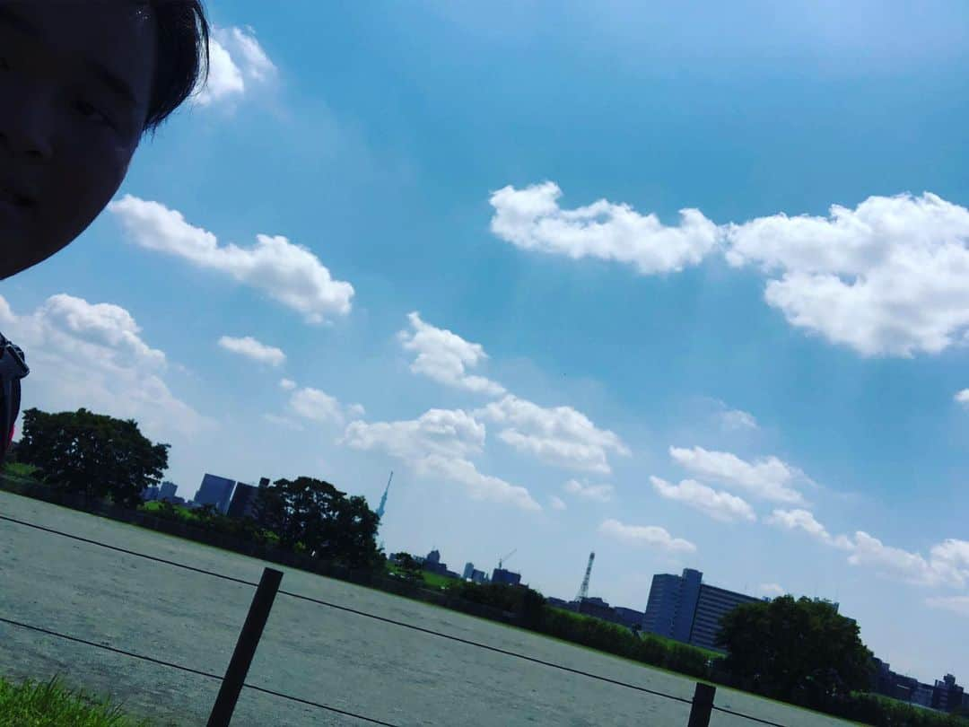 ンダホさんのインスタグラム写真 - (ンダホInstagram)「青空すぎて俺の顔真っ暗(　ﾟдﾟ) アルバム作業の前に朝の草野球行ってきた！⚾️ 怪我以来の久々だったから1三振2四死球で打てず 久々にデットボールもらったけどやっぱ痛ぇ！！生きてんな〜！！笑」8月25日 13時11分 - ndaho.fischers