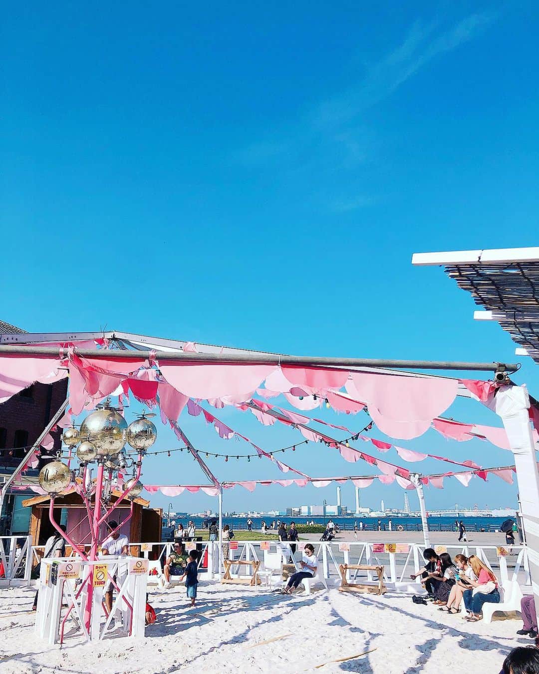 今吉めぐみさんのインスタグラム写真 - (今吉めぐみInstagram)「#赤レンガ倉庫 でやってる﻿ #REDBRICKBEACE﻿ 行ってきました🏖﻿ ﻿ ﻿ 可愛すぎるビーチだったぁ😍💕﻿ お天気に恵まれて﻿ 日差しが痛いほどだったけど🤣﻿ そぎゃん日に日傘を忘れたけど☀️😎﻿ ﻿ この #プライベートビーチ ﻿ 今日までみたいで﻿ 夏の終わりの足音してて悲しい😭﻿ ﻿ ﻿ でもでも、なんさま﻿ #横浜 で過ごす休日よきでした❤️﻿ またすぐ行きたい♬﻿ ﻿ ﻿ ﻿ #横浜赤レンガ倉庫﻿ ﻿ ﻿ 神奈川県横浜市中区新港1-1﻿ ﻿ ﻿ 開催日時﻿ 7 月 27 日(土)～ 8 月 25 日(日)﻿ ※ 7月26 日（金）プレオープン予定﻿ ﻿ 10：30～22：30（ラストオーダー 22：00）﻿ ﻿ 入場料﻿ 無料（飲食代は別途）﻿ ﻿ ﻿ #週末おでかけ #おでかけスポット#神奈川」8月25日 13時11分 - megu813