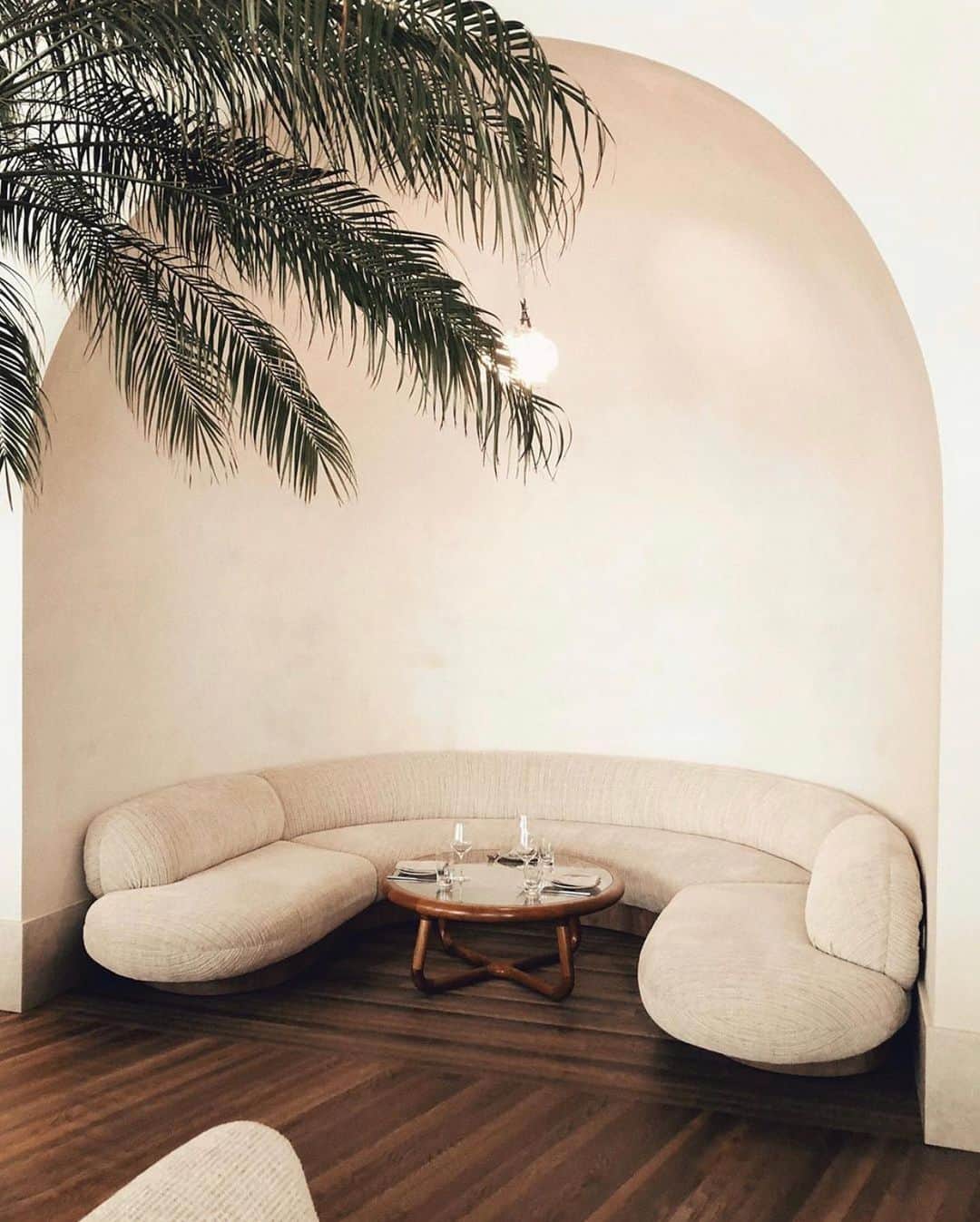 グラフ&ランツのインスタグラム：「Proper Hotel designed by Kelly Wearstler (photo by @benjaminholtrop)」
