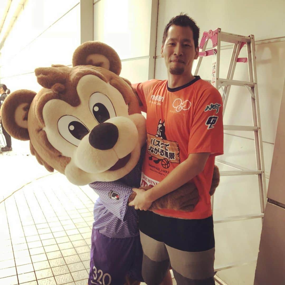 谷口大智さんのインスタグラム写真 - (谷口大智Instagram)「今日は#サンフレッチェ広島 の元選手 #中島浩司 さんとサンチェくんと一緒にトークショーやバスケットスクールをして楽しみました！  そしてサンチェくんと約束しました。 「お互いスタジアム・アリーナへ招待すること。そして応援すること⚽️🏀」 #サンチェくん 今から招待されるの楽しみに待ってます😁笑  ついでといっては何なんですが、いつか出来れば新加入のモヒカンアビィーも連れてってやりたいです😏笑  #サンチェくんよろしく #サンフレッチェ広島 #sanfrecce #広島ドラゴンフライズ  #ドラゴンフライズ」8月25日 13時13分 - daichi0055