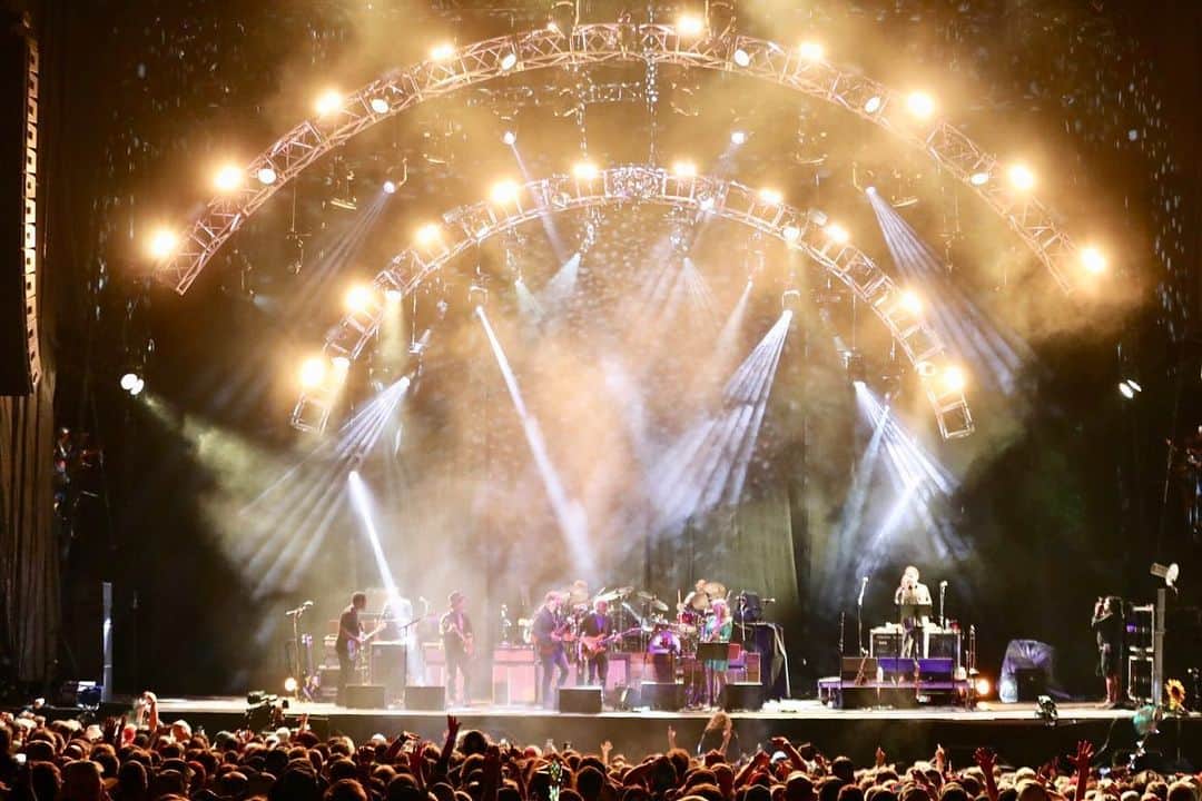 テデスキ・トラックス・バンドのインスタグラム：「Here’s the show stopper: TTB’s first “Layla” featuring Trey and Derek and wrapping up one of the most powerful and special sets of music in TTB’s history. Thank you Lockn, thank you Trey, thank you Doyle and thank you for listening! 📷: @mlowephoto」