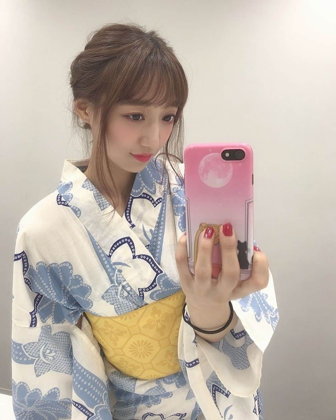 尾形穂菜美のインスタグラム：「本日いよいよ千秋楽。  約一ヶ月間ほんとにあっという間だったなぁ。さみしい。  最後まで今井香として全力で楽しみます！  観にきてくれる皆さん、お気をつけて😊✨ #ある雨 #舞台」