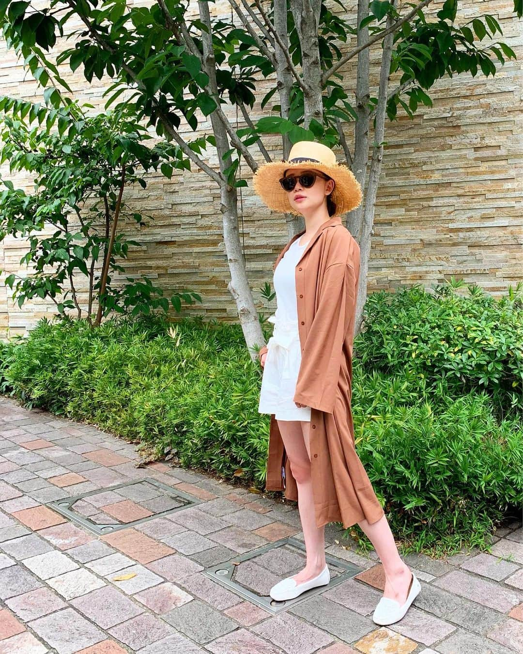 陽菜えみるさんのインスタグラム写真 - (陽菜えみるInstagram)「. . summer white coordinate🌞🌴 . 白は好きでオールシーズン よく着るけど夏は特に 白を着たくなる🌊 . 日焼け対策や 夏は外と建物の温度差があるので 羽織りものも大事✨✨ この茶色の羽織りは 腰ひもも付いていて ボタン閉めて前でリボンすると ワンピにもなるよ〜💕 @7things.official . . #ファッション #ファッションコーデ  #カジュアル #カジュアルコーデ #私服 #らくちん #らくちんコーデ #tシャツコーデ #tシャツ #白パンツ #白パンツコーデ  #ショートパンツ #プチプラ #プチプラコーデ #羽織り #韓国ファッション #韓国ファッション通販 #ハット #ハットコーデ #シンプル #シンプルコーデ #サングラス女子 #サングラス好き #洋服好きな人と繋がりたい #えみるしふく #ootd #coordinate #fashion」8月25日 13時34分 - emiru_haruna