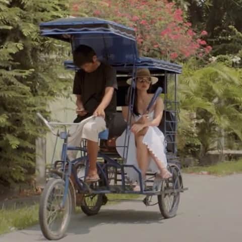 アン・カーティスのインスタグラム：「Inaantay na kayo ni Madame Mae sa sinehan 😋. . . Aminin nyo, natawa at napapalakpak kayo sa eksenang to. 😂 #JustAStranger #Wheeler」