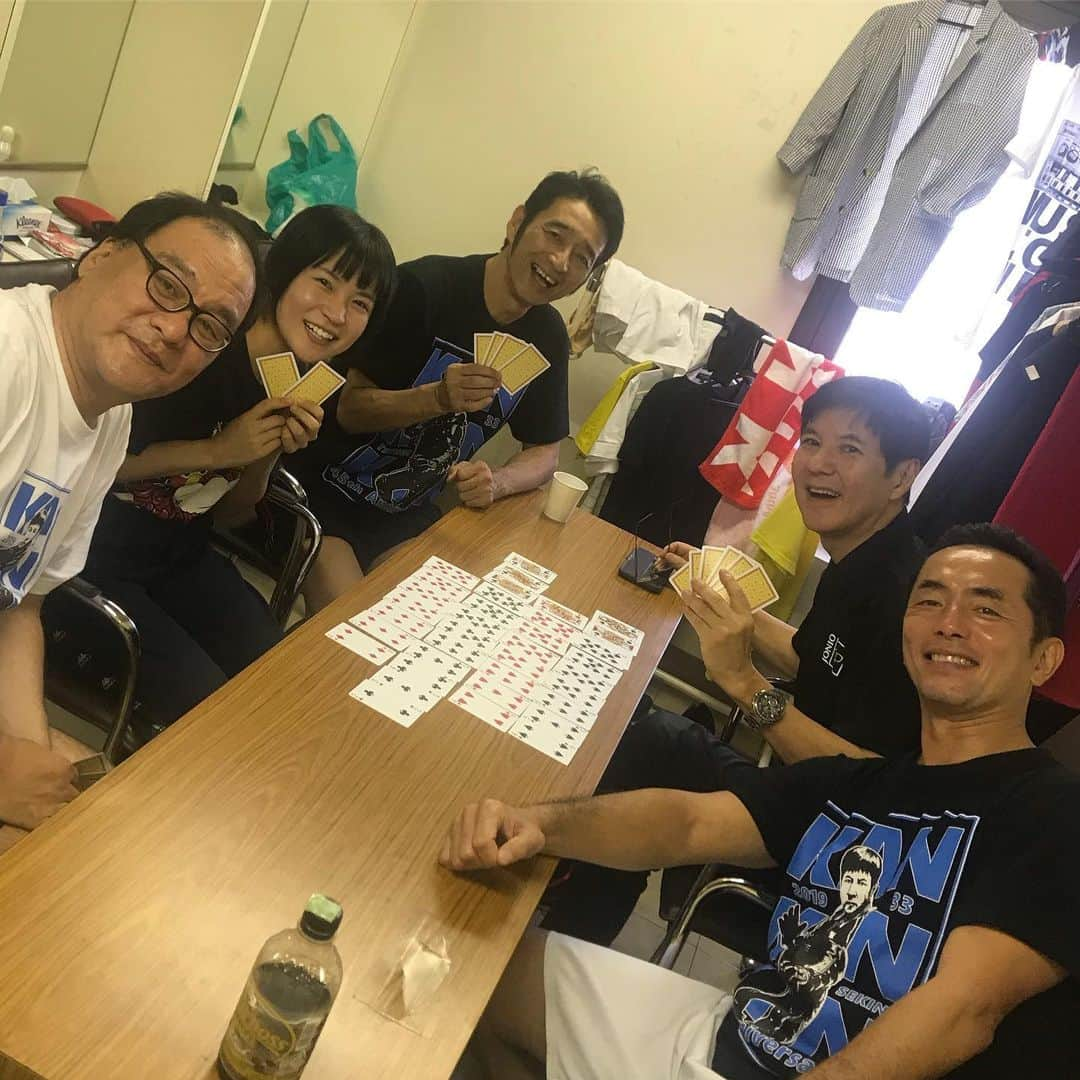 関根麻里さんのインスタグラム写真 - (関根麻里Instagram)「本番前の恒例行事、#七並べ 🃏みんな仲良し😄✨ #カンコンキン 本日#千秋楽！ #座長 #関根勤 #ラッキィ池田 #中村嘉夫 #有川周一 #飯田あすか」8月25日 13時31分 - marisekine